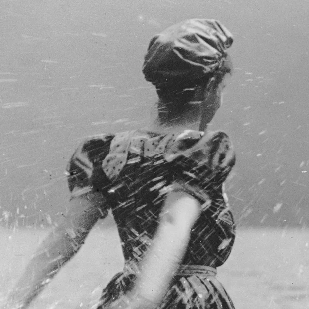 Nouvelle page Woman on beach, splashing water.